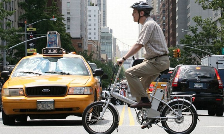 Một người đi xe đạp điện tại New York, Mỹ. Ảnh: Mark Lennihan
