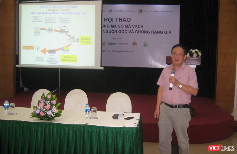 Ông Phó Đức Sơn - Chủ tịch Hội Mã số Mã vạch Việt Nam thuyết trình tại hội thảo