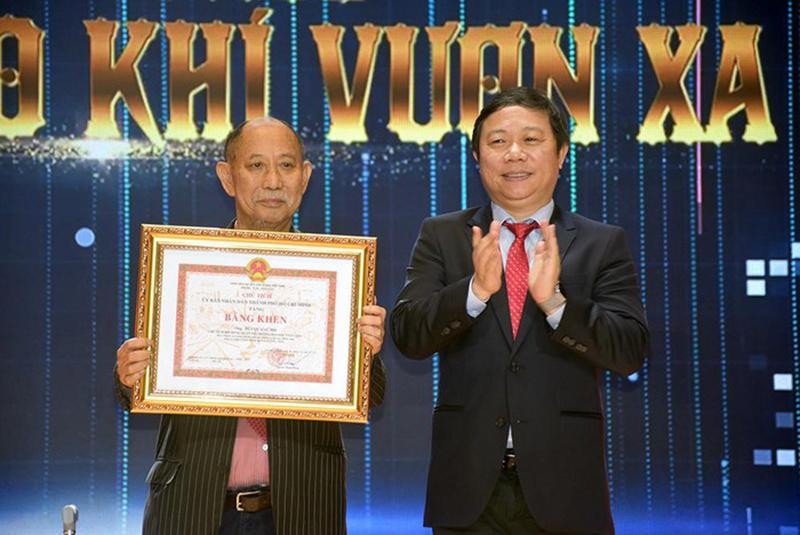 Ông Bùi Quang Độ được Phó Chủ tịch UBND TPHCM Dương Anh Đức trao Bằng khen của UBND thành phố cho Đại học Văn Lang