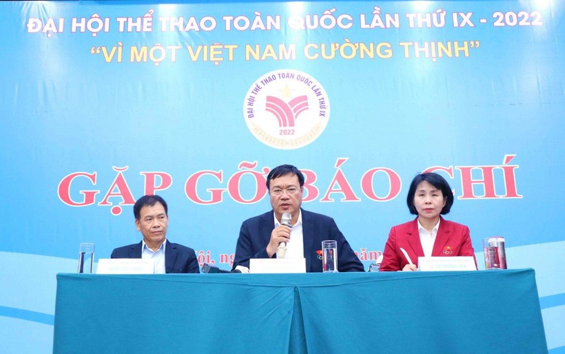 Tổng cục trưởng Tổng cục TDTT Đặng Hà Việt (giữa) cùng các Phó Tổng cục trưởng Trần Đức Phấn và Lê Thị Hoàng Yến chủ trì phần đối thoại với các nhà báo. 