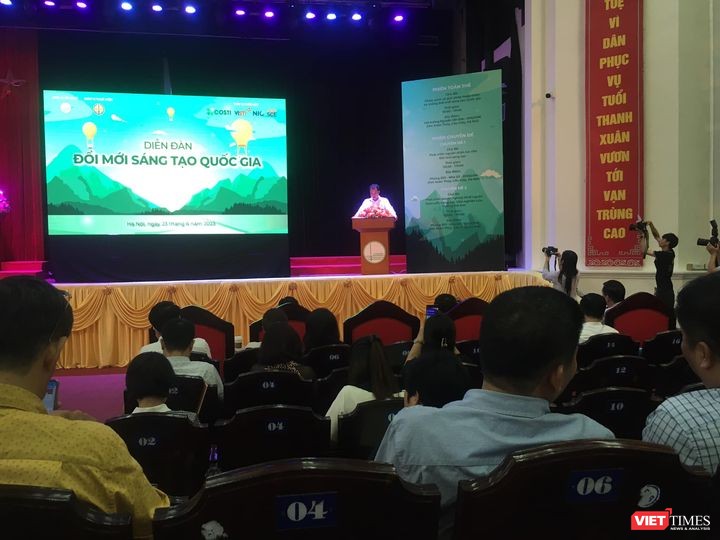PGS TS Phạm Bảo Sơn - Phó Giám đốc Đại học Quốc gia Hà Nội phát biểu khai mạc Diễn đàn
