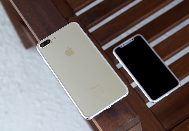 Mô hình iPhone 8 và iPhone 7s (ảnh trích từ clip)