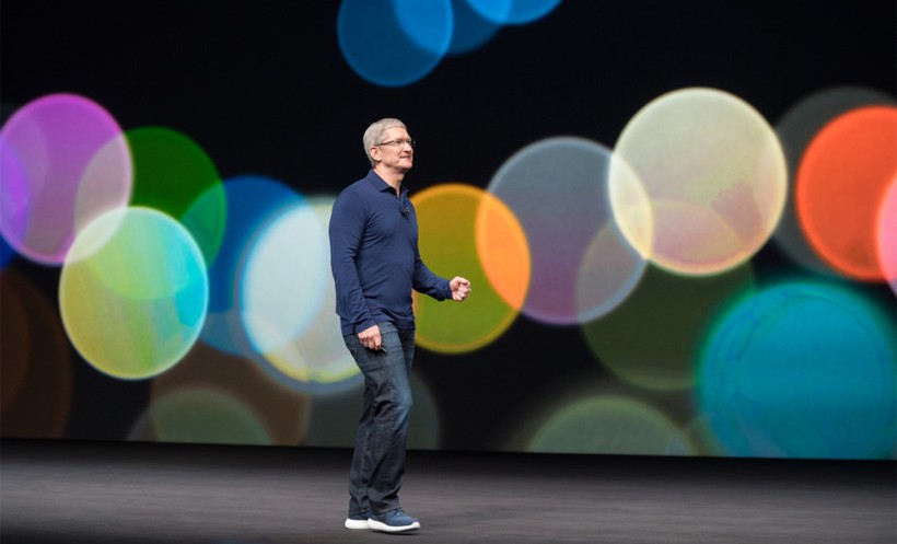 CEO Apple, ông Tim Cook đứng trên sân khấu nhà hát Steve Jobs  giới thiệu iPhone X (ảnh: Venture Beat)