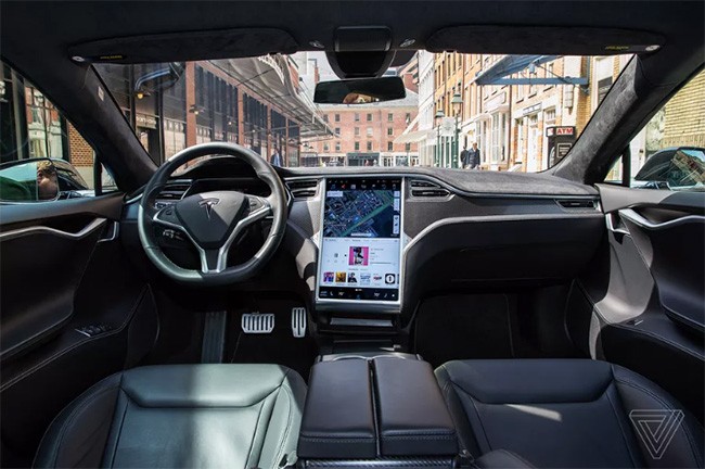 Bên trong xe tự lái của Tesla (The Verge)