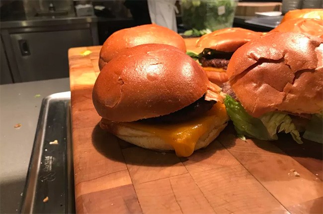 Món bánh burger có cách sắp xếp giống như emoji của Google (ảnh: The Verge)