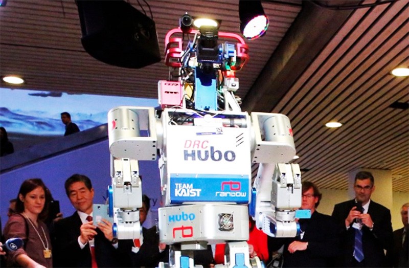 HUBO, robot đa chức năng biểu diễn khả năng của mình bên cạnh kỹ sư Oh Jun-Ho, Giám đốc Viện Khoa học và Công nghệ cao Hàn Quốc (ảnh Reuters)