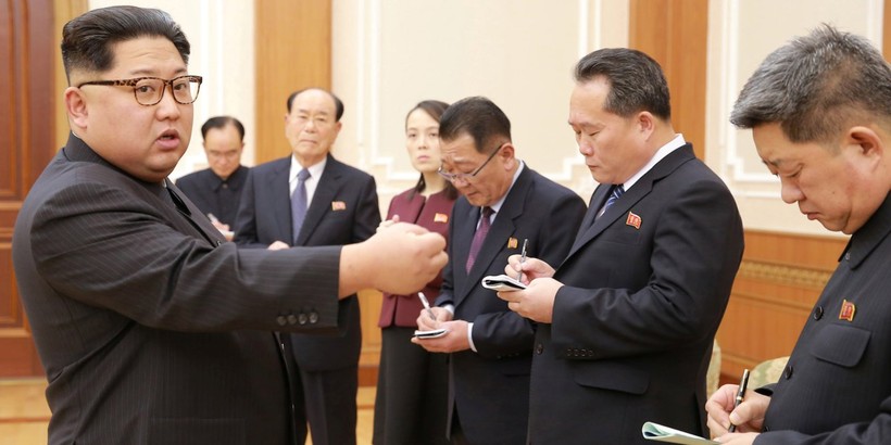 Nhà lãnh đạo Triều Tiên Kim Jong Un gặp gỡ các lãnh đạo cao cấp của nước này ngày 13/2/2018 (ảnh: Reuters)