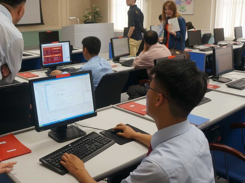 Học sinh Triều Tiên học máy tính tại Đại học Kim Il Sung (ảnh: Flirk)