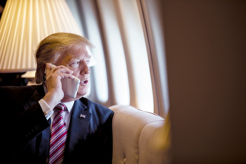 Tổng thống Trump đang sử dụng một chiếc iPhone (ảnh: White House)
