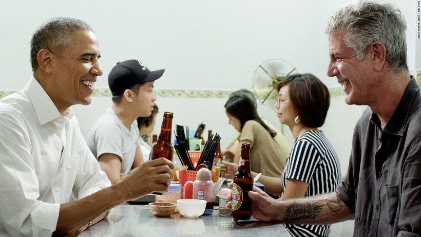 Anthony Bourdain hướng dẫn cựu Tổng thống Mỹ ăn bún chả tại Hà Nội (ảnh: CNN)