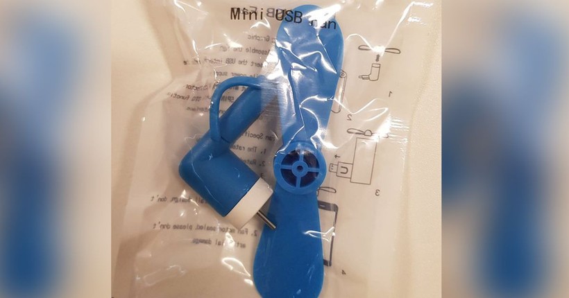 Chiếc quạt USB nằm trong túi quà mà Ban tổ chức phát cho các phóng viên