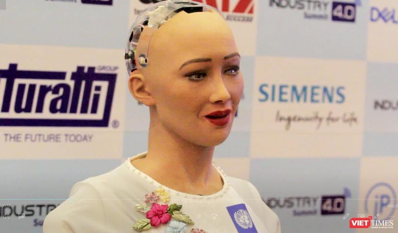 Robot Sophia trả lời phỏng vấn báo chí Việt   Nam