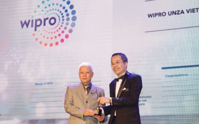 Tổng giám đốc Wipro Unza Việt Nam, ông Phạm Hải Văn nhận giải thưởng từ ông William Ng, Tổng biên tập của Tạp chí HR ASIA
