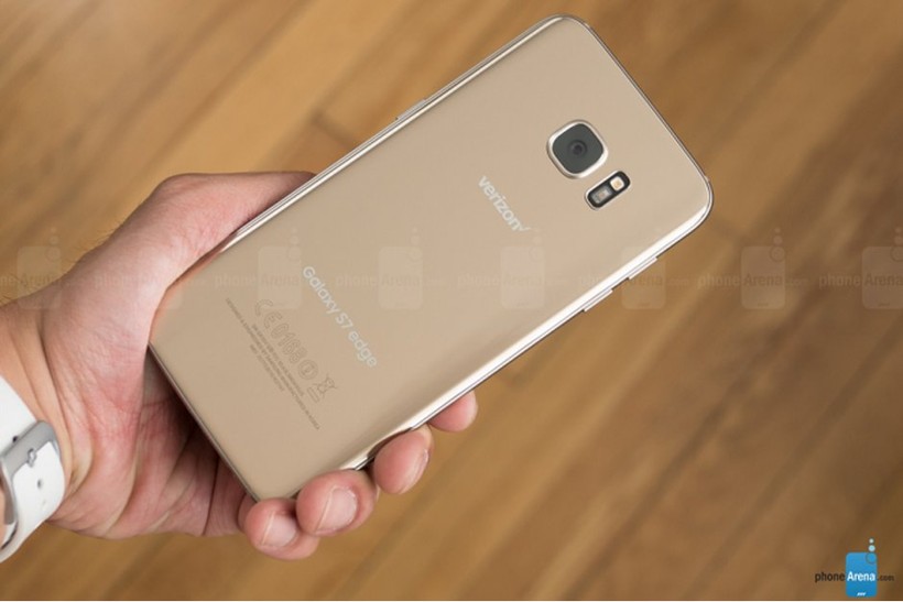 Galaxy S7 Egde được Samsung ra mắt vào năm 2016 (ảnh: Phone Arena)
