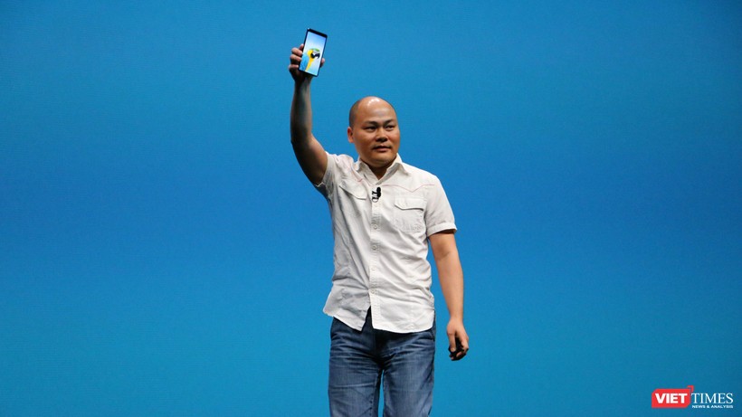 ông Nguyễn Tử Quảng giới thiệu Bphone 3, smartphone thế hệ mới nhất của tập đoàn BKAV