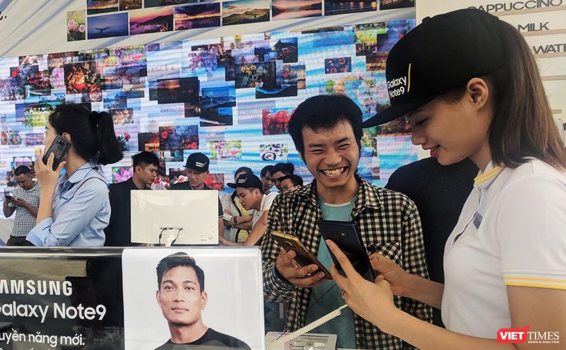 Khách hàng mua Note 9 tại FPT Shop sẽ được tặng ngay smart TV 32 inch của Samsung