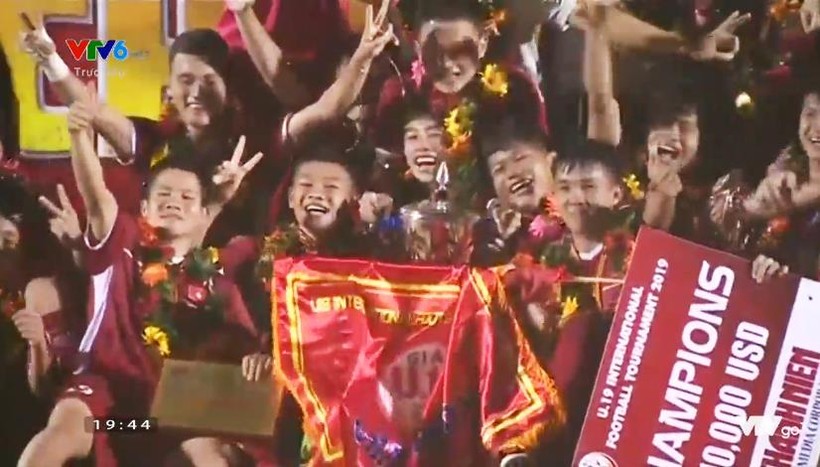 Các cầu thủ U19 tuyển chọn Việt Nam ăn mừng với chiếc cúp vô địch