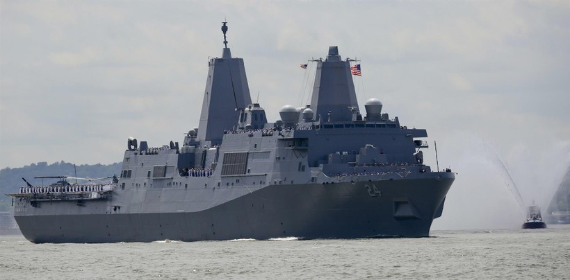 Tàu vận tải đổ bộ USS Arlington tham dự Tuần lễ Hạm đội tổ chức vào ngày 23/5/2018 (ảnh: AP) 