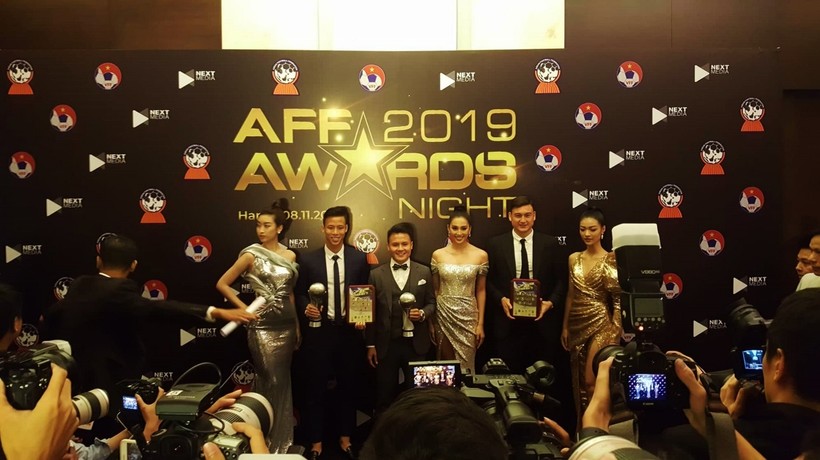 Các cầu thủ Việt Nam nhận giải thưởng cho các hạng mục tại AFF Awards 2019 (ảnh: baotintuc)