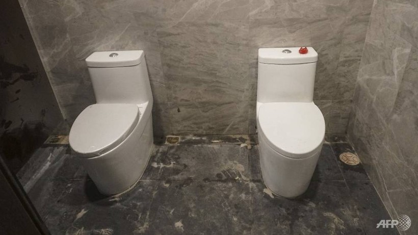 2 toilet không có vách ngăn trong phòng vệ sinh nữ (ảnh AFP)