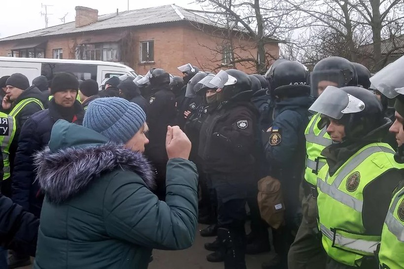 Người dân Ukraina đụng độ với cảnh sát (ảnh AFP)