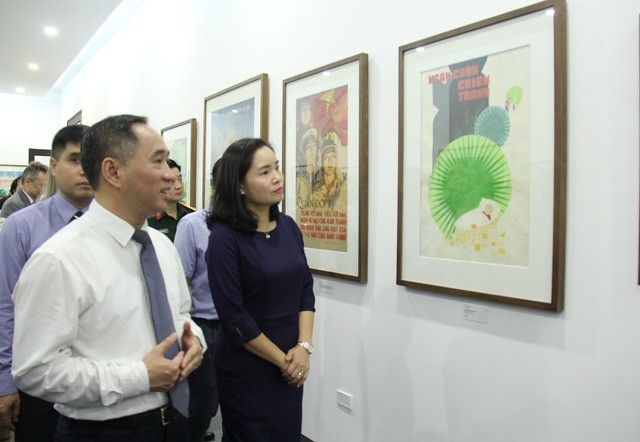 Thứ trưởng Bộ Văn hóa, Thể thao và Du lịch Trịnh Thị Thủy tham dự triển lãm