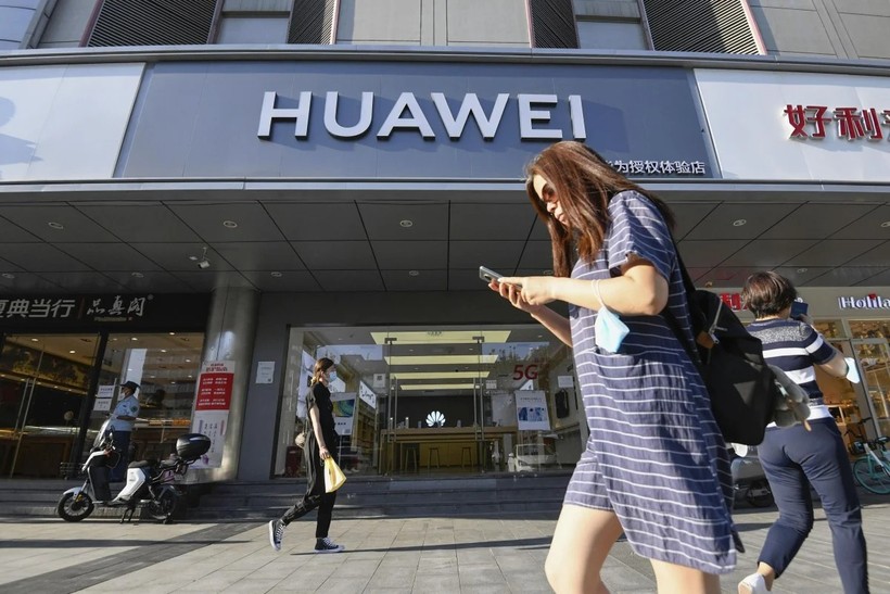 Hệ điều hành Harmony độc quyền của Huawei sẽ có trong tất cả các điện thoại thông minh của công ty từ năm sau. Hệ điều hành này cũng có thể được sử dụng trong loa thông minh, thiết bị đeo và hệ thống trên xe (ảnh: Kyodo)