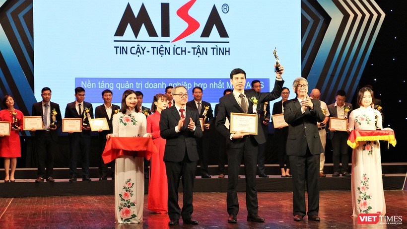 Ông Lê Hồng Quang nhận cúp và bằng khen Giải thưởng Chuyển đổi số Việt Nam 2020