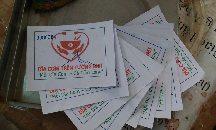 Hàng tháng, hơn chục ngàn tấm phiếu ăn này được trao đến người nhà bệnh nhân tại 14 bệnh viện ở Đăk Lăk (ảnh: NVCC)