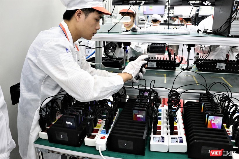 Công nhân tại nhà máy sản xuất điện thoại thông minh Vsmart đang kiểm tra sản phẩm trước khi đóng gói