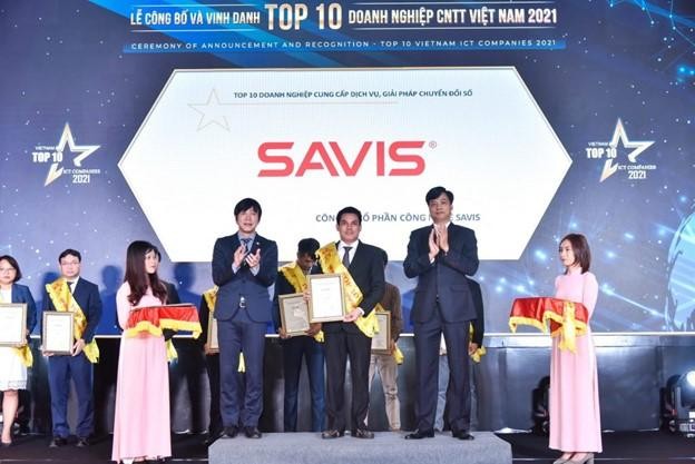 Ông Phạm Văn Đức - TGĐ SAVIS thay mặt công ty nhận giải thưởng Top 10 Doanh nghiệp CNTT Việt Nam 2021