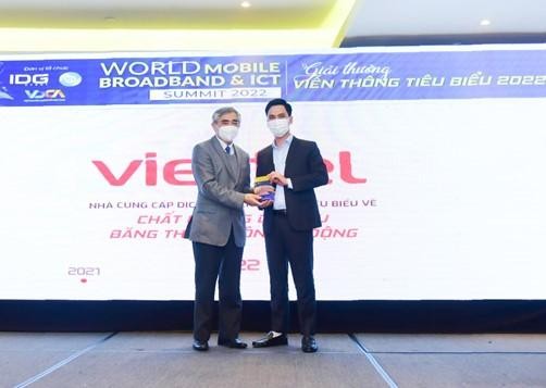 Ông Nguyễn Trọng Tính- Phó Tổng Giám đốc Tổng Công ty Viễn thông Viettel lên nhận giải thưởng "Nhà cung cấp dịch vụ viễn thông tiêu biểu về chất lượng dịch vụ băng thông rộng di động"