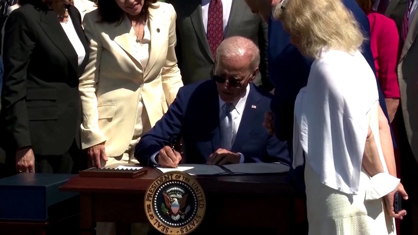 Tổng thống Joe Biden ký ban hành đạo luật thúc đẩy ngành sản xuất chip của Hoa Kỳ