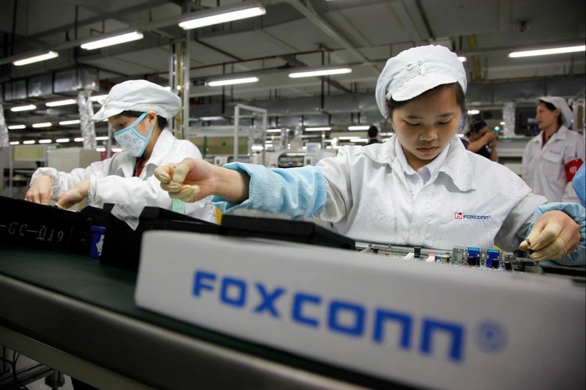 Công nhân tại một dây chuyền lắp ráp của Foxconn