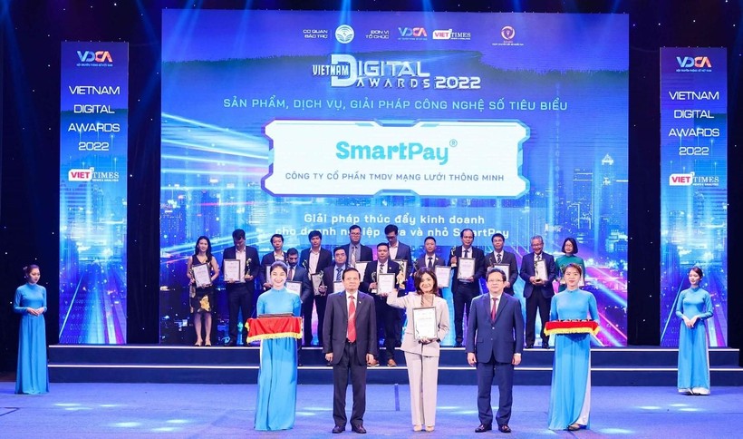 SmartPay nhận Giải thưởng Chuyển đổi số 2022 - Giải thưởng tôn vinh những thành tựu chuyển đổi số xuất sắc của cơ quan Nhà nước, đơn vị sự nghiệp, doanh nghiệp và cá nhân, thúc đẩy công cuộc chuyển đổi số quốc gia. 
