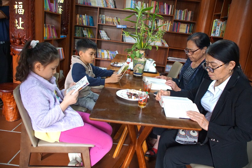 Nhân dân xã Đông Tiến tham gia sự kiện đọc sách