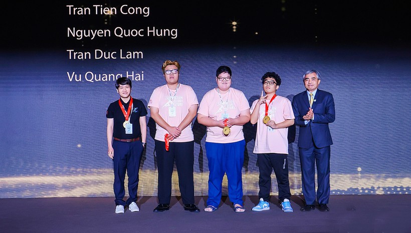 Ông Nguyễn Minh Hồng - Chủ tịch Hội Truyền thông số Việt Nam và các thành viên đội tuyển Việt Nam tham dự cuộc thi Huawei ICT Competition 2022-2023