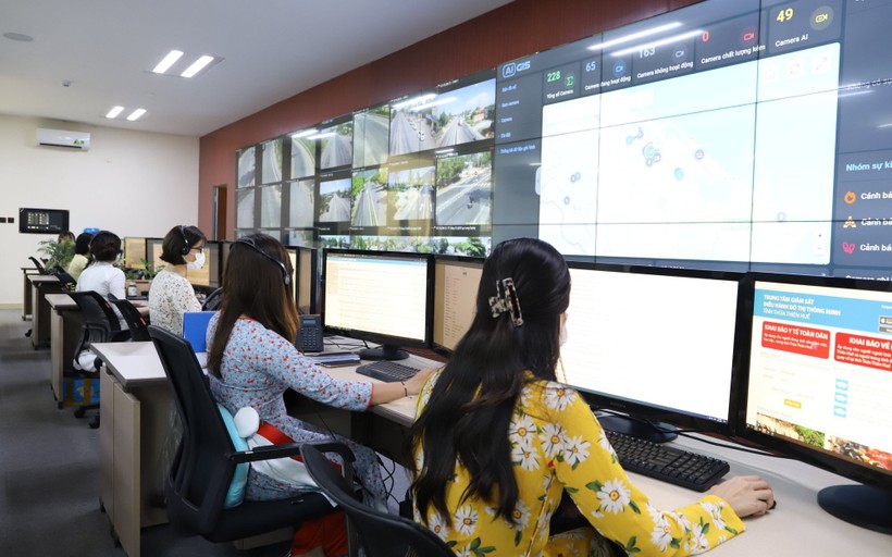 Hệ thống camera trên màn hình tại Trung tâm giám sát điều hành đô thị thông minh Thừa Thiên-Huế