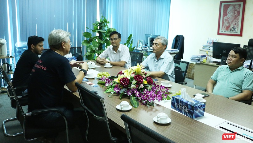 Ông Nguyễn Minh Hồng (áo trắng, ngồi giữa) chào mừng đại diện công ty Aqua tới thăm và làm việc với VDCA