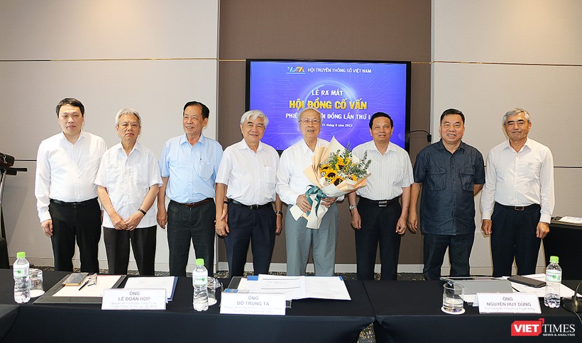 Thứ trưởng Bộ Thông tin và Truyền thông Nguyễn Huy Dũng tặng hoa cho Hội đồng cố vấn VDCA