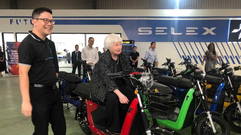 Bộ trưởng Tài chính Mỹ ngồi lên một chiếc xe điện do công ty khởi nghiệp Việt Nam Selex Motors sản xuất (ảnh: Nikkei Asia)
