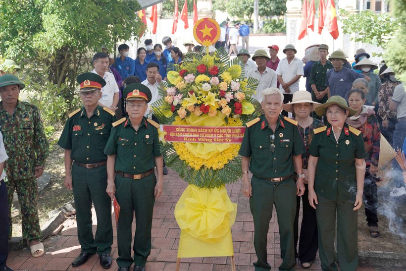 Đại diện Công trình sách Ký ức người lính dâng hoa viếng liệt sỹ