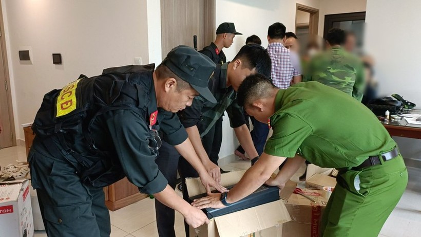 Lực lượng công an thu giữ các công cụ và tài liệu liên quan trong vụ án (ảnh: CA Bắc Giang)