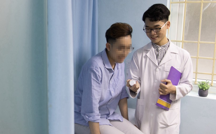 Ths.BS. Nguyễn Đức Khánh tư vấn sử dụng thuốc điều trị dự phòng PrEp cho một bạn MSM