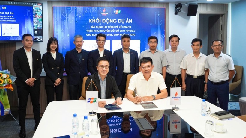 Ông Lê Cự Tân - TGĐ PVFCCo và ông Trần Huy Bảo Giang - TGĐ FPT Digital ký kết khởi động Dự án Tư vấn Chuyển đổi số toàn diện 
