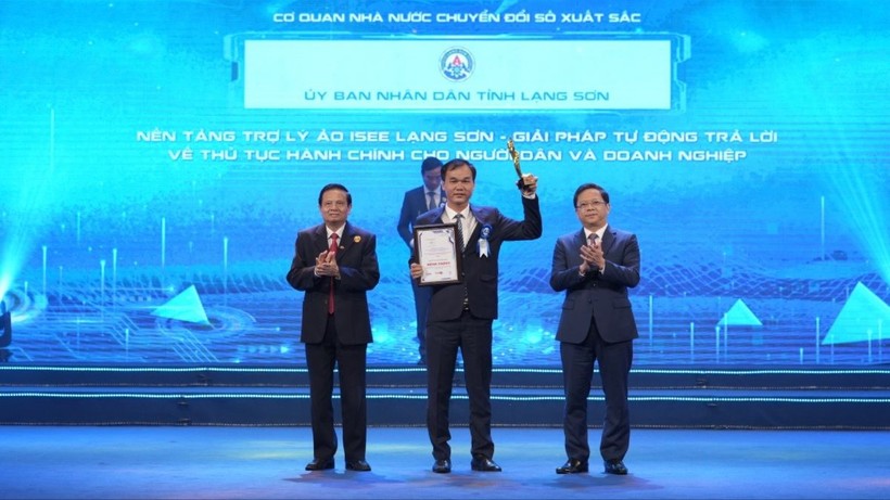 Đại diện UBND tỉnh Lạng Sơn nhận Giải thưởng Chuyển đổi số Việt Nam 2023