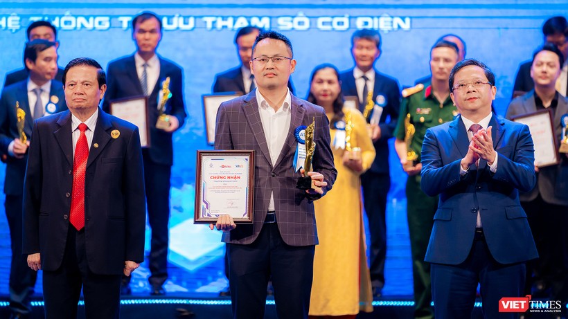 Ông Nguyễn Trung Hiếu đại diện cho Viettel Networks nhận Giải thưởng Chuyển đổi số Việt Nam 2023
