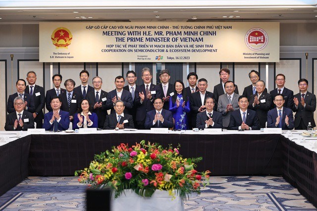 Thủ tướng Phạm Minh Chính và đoàn công tác chụp ảnh với đại diện các doanh nghiệp bán dẫn Nhật Bản (ảnh: báo Chính phủ) 