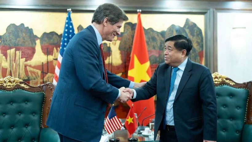 Thứ trưởng Ngoại giao Hoa Kỳ Jose Fernandez gặp Bộ trưởng Bộ Kế hoạch và Đầu tư Việt Nam Nguyễn Chí Dũng (ảnh: Đại sứ quán Hoa Kỳ tại Hà Nội)
