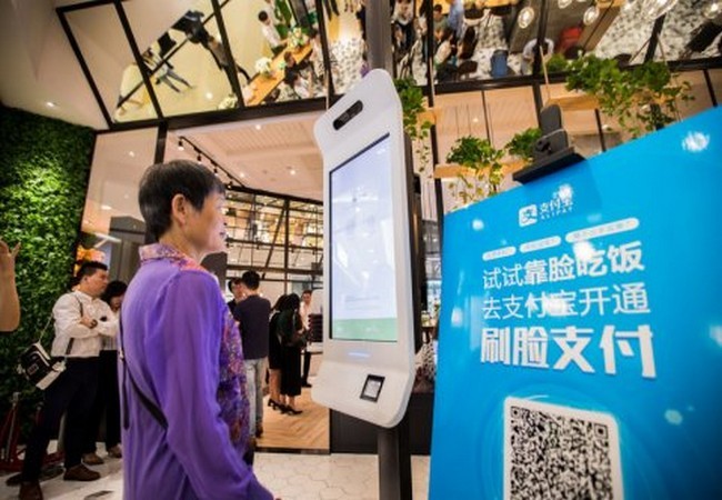 Một khách hàng đang sử dụng giải pháp chi trả nhận diện khuôn mặt "Smile to Pay" tại một cửa hàng KFC ở Hằng Châu, Trung Quốc (ảnh: Business Insider)
